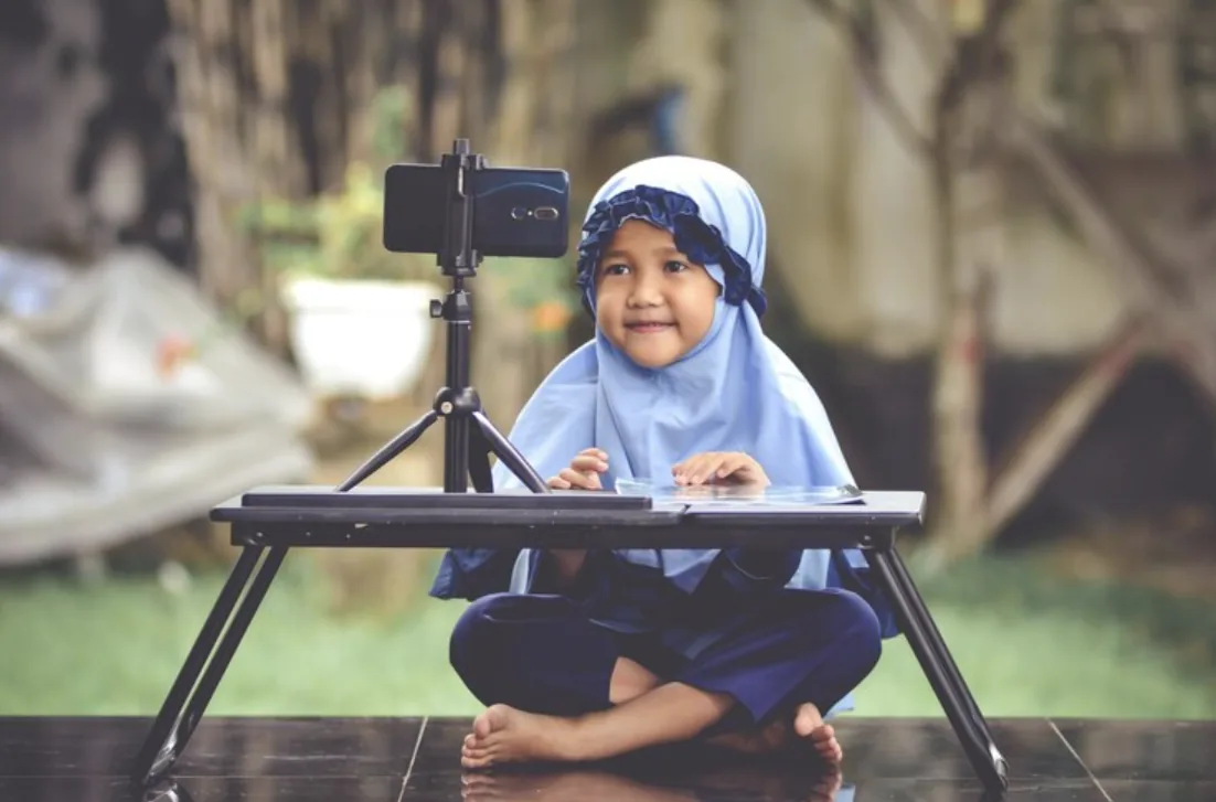 Idea de proyecto Voices Against Hunger: un menor graba un vídeo con un teléfono colocado en un trípode.