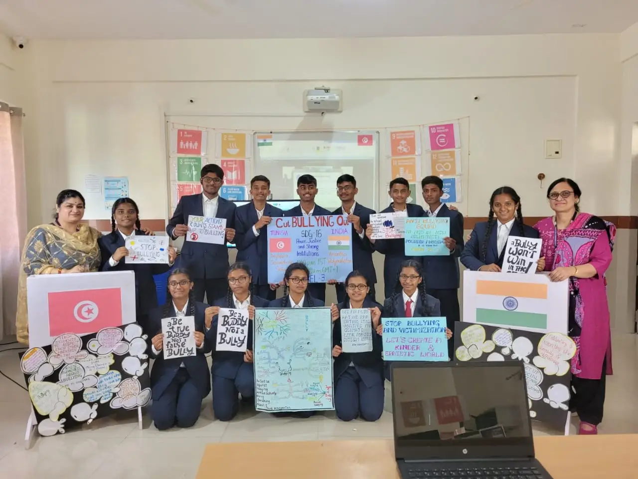 Estudiantes y docentes presentan su trabajo contra el acoso escolar junto a banderas de Túnez e India