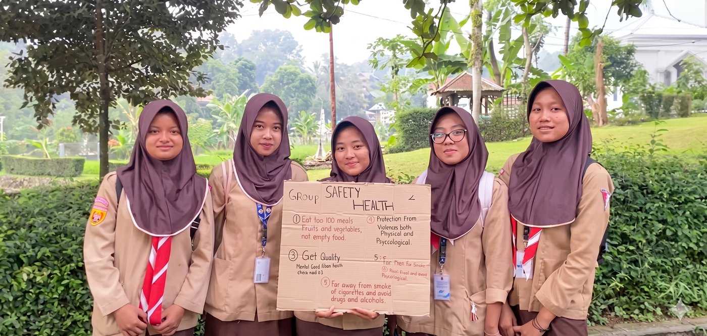 Estudiantes presentando un proyecto de salud y seguridad que crearon