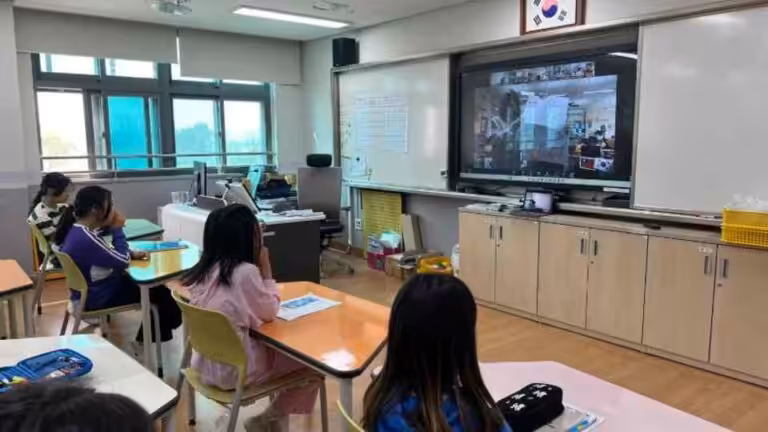 Estudiantes que colaboran en un proyecto de sensibilización con motivo del Día de la Igualdad de la Mujer