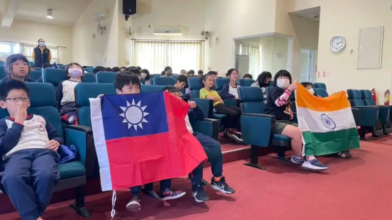 Estudiantes indios e internacionales colaboran en un proyecto de sensibilización sobre la igualdad