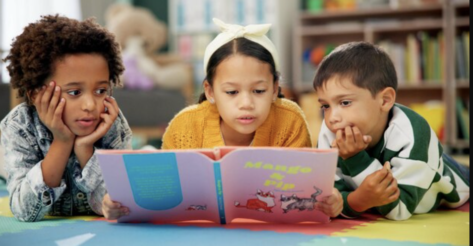 Estudiantes que exploran la narración y la escritura creativa con motivo del Día Mundial del Libro a través del proyecto «Stories for Change»